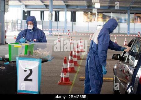 Allemagne, Saarbrucken: Épidémie de coronavirus, Covid-19, le 10 avril 2020. Centre de dépistage du coronavirus au drive-in, dépistage nasal supervisé par le germe Banque D'Images