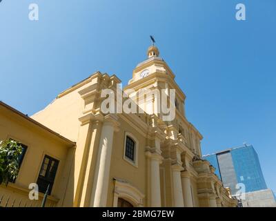 L'église paroissiale de Santa Ana est un bâtiment néoclassique situé à Santiago, Chili. Il a été construit en 1806 et reconstruit en 1933 après un important earthquak Banque D'Images