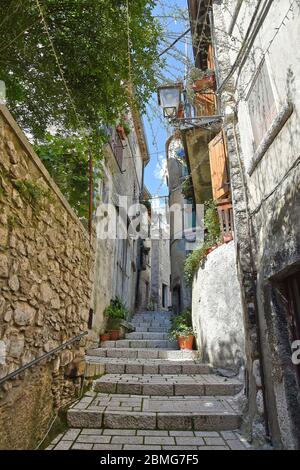 Une rue étroite entre les vieilles maisons du village de Cusano Mutri, Italie. Banque D'Images