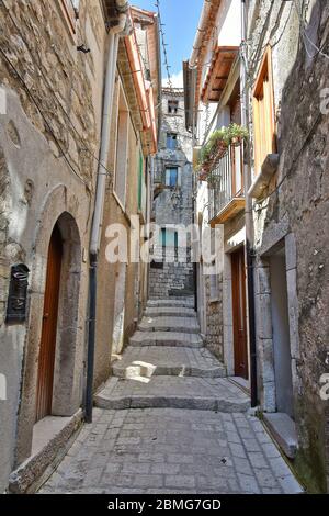 Une rue étroite entre les vieilles maisons du village de Cusano Mutri, Italie. Banque D'Images