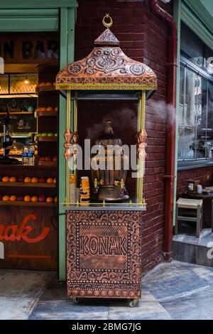 Turquie, Istanbul, 20.12.2019: Boisson sahlep à la cannelle et aux pistaches moulues. Le sahlep est une boisson chaude délicieusement réconfortante, très populaire à Tu Banque D'Images