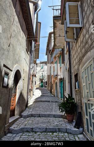 Une rue étroite entre les vieilles maisons du village de Cusano Mutri, Italie. Banque D'Images