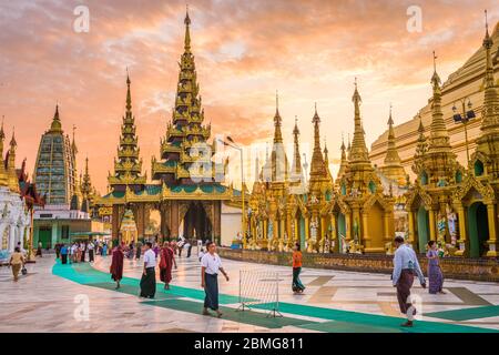 YANGON, MYANMAR - 17 OCTOBRE 2015 : visite de la Pagode Shwedagon par les fidèles du matin. La pagode Shwedagon est la pagode bouddhiste la plus sacrée du Myanmar. Banque D'Images