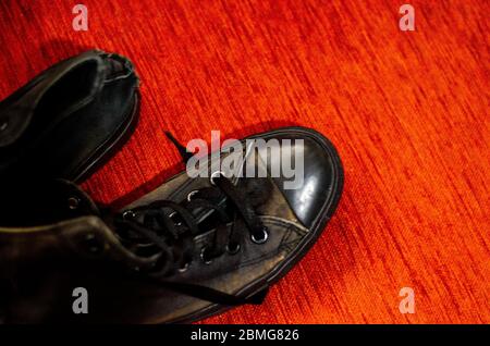 Chaussures noires élégantes en ragoût, chaussures noires anciennes élégantes Banque D'Images