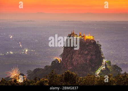 Le monastère de Taung Kalat sur Mt. Popa, le Myanmar au crépuscule. Banque D'Images