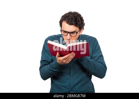 Portrait de stupeed nerd étudiant gars, ou professeur porte des lunettes, regardant brossé, double vérification des informations du livre. Lecteur choqué, Banque D'Images