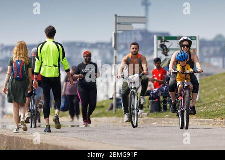 Photo : les gens apprécient la marche et le vélo sous le soleil sur le sentier de la mer à Swansea, au pays de Galles, au Royaume-Uni. Samedi 09 mai 2020 objet: Mai week-end de vacances de banque, Covi Banque D'Images