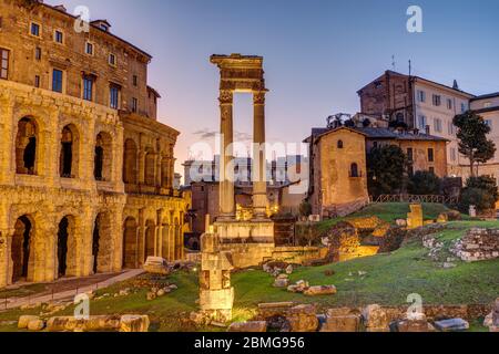 Le Théâtre de Marcellus et le Temple d'Apollon Sosianus à Rome, Italie, après le coucher du soleil Banque D'Images