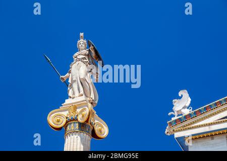 Statue de la déesse Athina, déesse de la pièce, de la sagesse et de la culture, à Athènes, Grèce. Banque D'Images