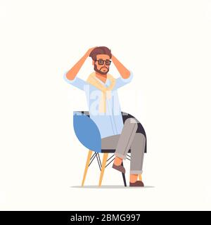 homme d'affaires fatigué tenant les mains sur la tête homme d'affaires sentant le stress douleur homme personnage de dessin animé assis sur fauteuil pleine longueur illustration de vecteur Illustration de Vecteur