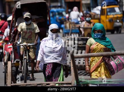 Guwahati, Assam, Inde. 9 mai 2020. Les navetteurs dans une rue, pendant l'isolement de la COVID-19, à Guwahati, Assam, Inde, le samedi 09 mai 2020. Crédit : David Talukdar/Alay Live News Banque D'Images