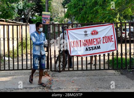 Guwahati, Assam, Inde. 9 mai 2020. Les locaux du Collège dentaire régional ont été fermés après qu'un étudiant a été testé positif pour un nouveau coronavirus, pendant le confinement national continu de la COVID-19, à Guwahati, Assam, Inde, le samedi 9 mai 2020. Crédit : David Talukdar/Alay Live News Banque D'Images