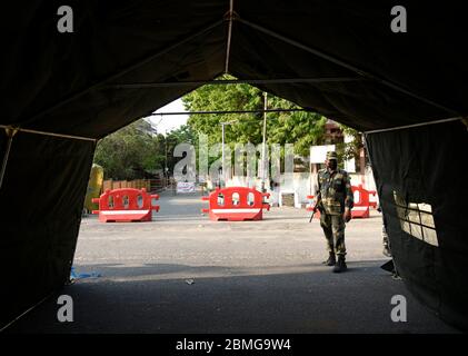 Guwahati, Assam, Inde. 9 mai 2020. Les locaux du Collège dentaire régional ont été fermés après qu'un étudiant a été testé positif pour un nouveau coronavirus, pendant le confinement national continu de la COVID-19, à Guwahati, Assam, Inde, le samedi 9 mai 2020. Crédit : David Talukdar/Alay Live News Banque D'Images