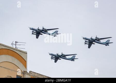 Moscou, Russie. 9 mai 2020. Les bombardiers stratégiques Tu-95MS sont vus lors de la parade aérienne de la victoire à Moscou, en Russie, le 9 mai 2020. Samedi, la Russie a brièvement célébré le 75e anniversaire de la victoire soviétique contre les nazis pendant la Seconde Guerre mondiale, dans le cadre de sa lutte intensifiée contre la pandémie COVID-19. Crédit: Bai Xueqi/Xinhua/Alay Live News Banque D'Images