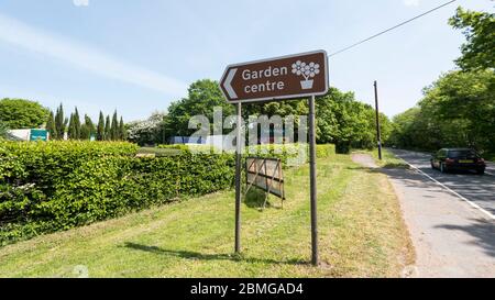 Chenies, Royaume-Uni. 9 mai 2020. La signalisation à l'entrée du Van Hage Garden Centre près de Rickmansworth, Buckinghamshire, est actuellement fermée pendant le confinement en cas de pandémie du coronavirus. Boris Johnson, Premier ministre, doit présenter un discours sur la « feuille de route » le dimanche 10 mai pour dévoiler les plans du gouvernement sur la levée des restrictions de confinement et la réouverture des jardins. Credit: Stephen Chung / Alay Live News Banque D'Images