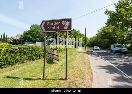 Chenies, Royaume-Uni. 9 mai 2020. La signalisation à l'entrée du Van Hage Garden Centre près de Rickmansworth, Buckinghamshire, est actuellement fermée pendant le confinement en cas de pandémie du coronavirus. Boris Johnson, Premier ministre, doit présenter un discours sur la « feuille de route » le dimanche 10 mai pour dévoiler les plans du gouvernement sur la levée des restrictions de confinement et la réouverture des jardins. Credit: Stephen Chung / Alay Live News Banque D'Images