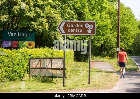 Chenies, Royaume-Uni. 9 mai 2020. La signalisation à l'entrée du Van Hage Garden Centre près de Rickmansworth, Buckinghamshire, est actuellement fermée pendant le confinement en cas de pandémie du coronavirus. Boris Johnson, Premier ministre, doit présenter un discours sur la « feuille de route » le dimanche 10 mai pour dévoiler les plans du gouvernement sur la levée des restrictions de confinement et la réouverture des jardins. Credit: Stephen Chung / Alay Live News Banque D'Images