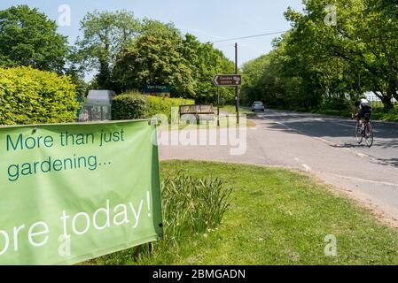 Chenies, Royaume-Uni. 9 mai 2020. La signalisation à l'entrée du Van Hage Garden Centre près de Rickmansworth, Buckinghamshire, est actuellement fermée pendant le confinement en cas de pandémie du coronavirus. Boris Johnson, Premier ministre, doit présenter un discours sur la « feuille de route » le dimanche 10 mai pour dévoiler les plans du gouvernement sur la levée des restrictions de confinement et la réouverture des jardins. Credit: Stephen Chung / Alay Live News Banque D'Images