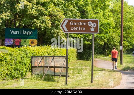 Chenies, Royaume-Uni. 9 mai 2020. La signalisation à l'entrée du Van Hage Garden Centre près de Rickmansworth, Buckinghamshire, est actuellement fermée pendant le confinement en cas de pandémie du coronavirus. Boris Johnson, Premier ministre, doit présenter un discours sur la « feuille de route » le dimanche 10 mai pour dévoiler les plans du gouvernement sur la levée des restrictions de confinement et la réouverture des jardins. Credit: Stephen Chung / Alay Live News Banque D'Images