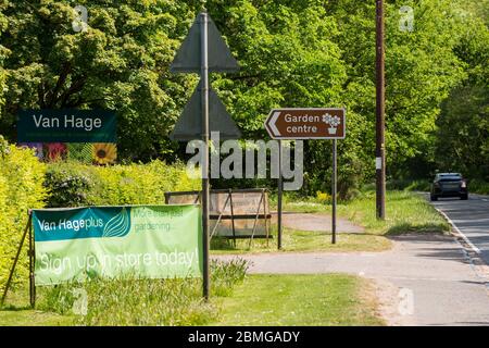 Chenies, Royaume-Uni. 9 mai 2020. La signalisation à l'entrée du Van Hage Garden Centre près de Rickmansworth, Buckinghamshire, est actuellement fermée pendant le confinement en cas de pandémie du coronavirus. Boris Johnson, Premier ministre, doit présenter un discours sur la « feuille de route » le dimanche 10 mai pour dévoiler les plans du gouvernement sur la levée des restrictions de confinement et la réouverture des jardins. Credit: Stephen Chung / Alay Live News Banque D'Images