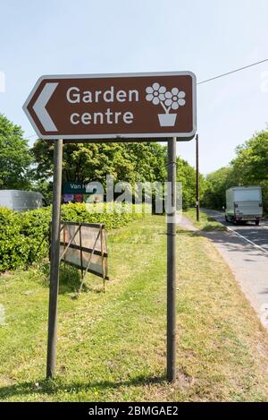 Chenies, Royaume-Uni. 9 mai 2020. La signalisation à l'entrée du Van Hage Garden Centre près de Rickmansworth, Buckinghamshire, est actuellement fermée pendant le confinement en cas de pandémie du coronavirus. Boris Johnson, Premier ministre, doit présenter un discours sur la « feuille de route » le dimanche 10 mai pour dévoiler les plans du gouvernement sur la levée des restrictions de confinement et la réouverture des jardins. Credit: Stephen Chung / Alay Live News Banque D'Images