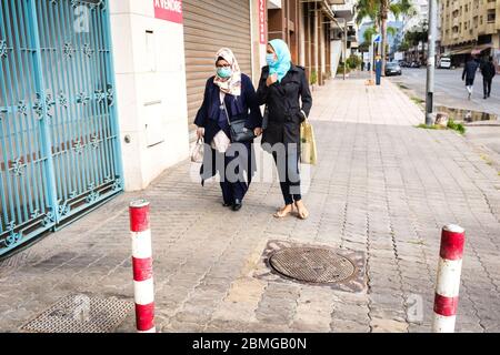 Maroc, Casablanca : épidémie de coronavirus, Covid-19, le 21 avril 2020. Femmes avec masques faciaux dans une rue Banque D'Images