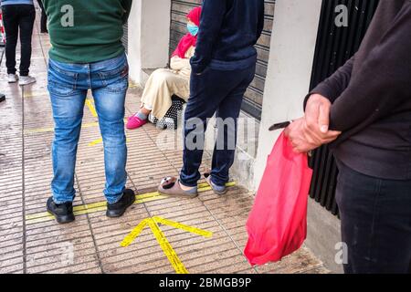 Maroc, Casablanca : épidémie de coronavirus, Covid-19, le 23 avril 2020. Les gens font la queue à l'extérieur d'un magasin Banque D'Images