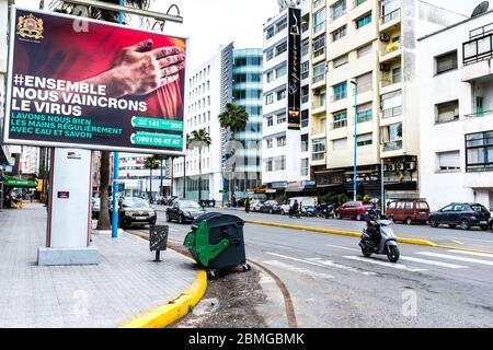 Maroc, Casablanca : épidémie de coronavirus, Covid-19, le 25 avril 2020. Campagne de santé publique sur un panneau d'affichage 'Lavez-vous les mains correctement et régulièrement Banque D'Images