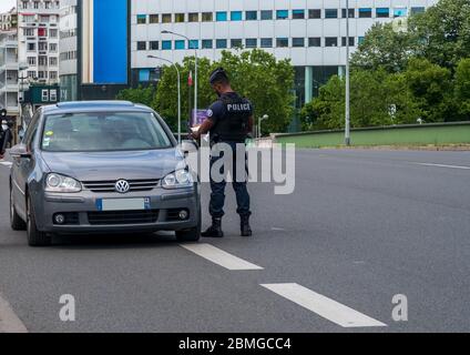 Contrôle de la police pendant le verrouillage du coronavirus à Paris Banque D'Images