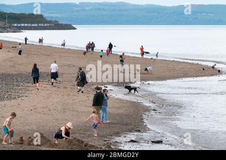 Portobello, Écosse, Royaume-Uni. 9 mai 2020. Images du week-end de vacances samedi après-midi pendant le confinement de Covid-19 sur la promenade de Portobello. La promenade et la plage étaient relativement calmes avec une présence de police peu importante. Photo : vue sur les personnes et les familles sur la plage. Iain Masterton/Alay Live News Banque D'Images