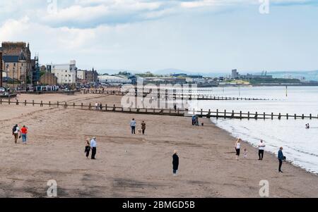 Portobello, Écosse, Royaume-Uni. 9 mai 2020. Images du week-end de vacances samedi après-midi pendant le confinement de Covid-19 sur la promenade de Portobello. La promenade et la plage étaient relativement calmes avec une présence de police peu importante. Photo : vue le long de la plage montrant la distance sociale des gens. Iain Masterton/Alay Live News Banque D'Images