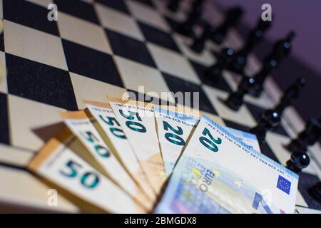 le chessboard prêt à commencer le jeu et à pike sur un côté. Banque D'Images