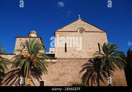 L'église de Sant Jaume dans la vieille ville d'Alcudia, sur l'île espagnole de Majorque, le 12 novembre 2019. Le bâtiment néo-gothique a été achevé en 1893. Banque D'Images