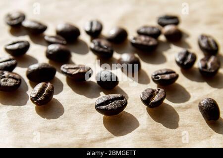 Grains de café sur papier artisanal en plein soleil Banque D'Images