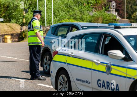 Ballinascarthy, Cork Ouest, Irlande. 9 mai 2020. Un point de contrôle de Garda était en place sur la N71 à Ballinascarthy aujourd'hui pour s'assurer que les automobilistes ne faisaient que des trajets essentiels conformément aux règlements du gouvernement Covid-19. Crédit : AG News/Alay Live News Banque D'Images