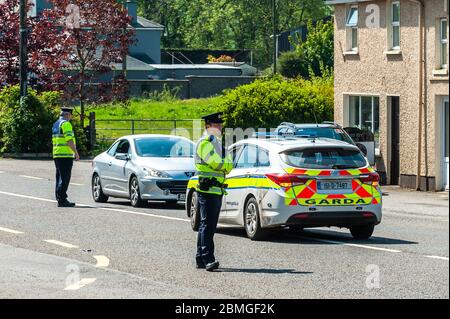 Ballinascarthy, Cork Ouest, Irlande. 9 mai 2020. Un point de contrôle de Garda était en place sur la N71 à Ballinascarthy aujourd'hui pour s'assurer que les automobilistes ne faisaient que des trajets essentiels conformément aux règlements du gouvernement Covid-19. Crédit : AG News/Alay Live News Banque D'Images