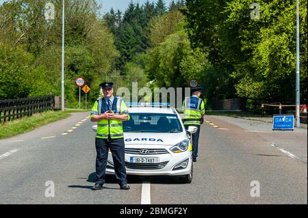 Ballinascarthy, Cork Ouest, Irlande. 9 mai 2020. Un point de contrôle de Garda était en place sur la N71 à Ballinascarthy aujourd'hui pour s'assurer que les automobilistes ne faisaient que des trajets essentiels conformément aux règlements du gouvernement Covid-19. Crédit : AG News/Alay Live News Banque D'Images