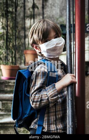 Épidémie de coronavirus, Covid-19: Illustration de la réouverture des écoles. Garçon avec un sac à dos et un masque de protection, le 30 avril 2020 Banque D'Images