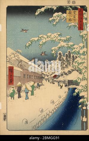 [ 1850 Japon - Edo Snowscape ] — les personnes avec des parasols en papier traversent une zone enneigée d'Atagoshita (la zone située sous ATAGO-yama, la colline visible à droite) à Edo (Tokyo actuel), 1857 (Ansei, 4). Cette impression en bois est l'image 112 dans une centaine de vues célèbres d'Edo (名所江戸百景, Meisho Edo Hyakkei), une série créée par l'artiste ukiyoe Utagawa Hiroshige (歌川広重, 1797–1858). C'est l'une des 20 scènes d'hiver de la série. Titre: Atagoshita et Yabu Lane (愛宕下薮小路, Atagoshita Yabukoji) 19ième siècle vintage Ukiyoe gravure en blocs de bois. Banque D'Images
