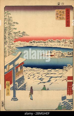 [ 1850 Japon - bassin Shinobazu en hiver ] — UN étang de Shinobazu avec l'île Bentenjima (弁天島) vu du sanctuaire Yushima Tenjin à Edo (Tokyo actuel), 1856 (Ansei, 3). Cette impression en bois est l'image 117 dans une centaine de vues célèbres d'Edo (名所江戸百景, Meisho Edo Hyakkei), une série créée par l'artiste ukiyoe Utagawa Hiroshige (歌川広重, 1797–1858). C'est l'une des 20 scènes d'hiver de la série. Titre: Vue du sommet du sanctuaire Yushima Tenjin (湯しま天神坂上眺望, Yushima Tenjin sakaue chobo) impression Ukiyoe vintage du XIXe siècle. Banque D'Images