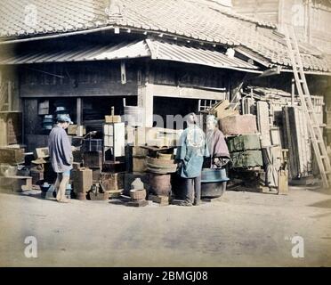 [ 1880 Japon - Japanese Houseware Shop ] — trois hommes dans un magasin d'angle vendant des articles ménagers. photographie d'albumine vintage du xixe siècle. Banque D'Images