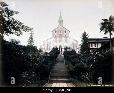 [ 1880 Japon - Cathédrale d'Oura, Nagasaki ] — Cathédrale d'Oura, une église catholique romaine dans le village étranger d'Oura à Nagasaki. La cathédrale d'Oura était la deuxième église catholique construite au Japon après que le Japon ait ouvert ses portes en 1853. L'église est devenue célèbre dans le monde entier après que Kakure Kirishitan (chrétiens cachés qui ont survécu à des centaines d'années de persécution) s'est approché le prêtre français Bernard-Thadée Petitjean ici le 17 mars 1865. photographie d'albumine vintage du xixe siècle. Banque D'Images