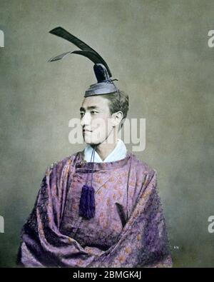 [ 1870s Japon - Costume japonais de l'homme en cour ] — Homme en costume de cour portant un chapeau kanmuri (冠), vers 1877 (Meiji 10). photographie d'albumine vintage du xixe siècle. Banque D'Images