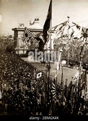 [ 1900 Japon - accueillir l'amiral Togo après la guerre russo-japonaise ] — Arche de Triumphal à Shinbashi, Tokyo, en commémoration de la victoire du Japon dans la guerre russo-japonaise de 1905 (Meiji, 38). Des foules se déladent dans la rue pour accueillir l'amiral Togo en octobre 1905 (Meiji 38). photographie d'albumine vintage du xixe siècle. Banque D'Images