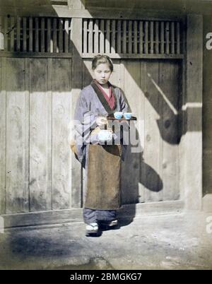 [ 1860s Japon - une japonaise servant du thé ] — UNE serveuse ou un serviteur avec une théière et des tasses. photographie d'albumine vintage du xixe siècle. Banque D'Images