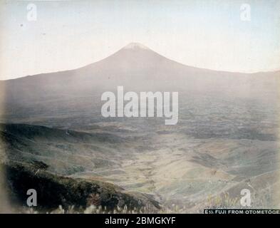 [ 1880 Japon - Voir sur Mt. Fuji ] — Mont Fuji vu du col Otometoge (乙女峠). Le col était situé à la frontière de Gotemba dans la préfecture de Shizuoka et de Hakone dans la préfecture de Kanagawa. À une hauteur de 1005 mètres au-dessus du niveau de la mer, il offrait une vue majestueuse sur le Mont Fuji. Pendant la période Edo (1604-1868), la route a été strictement réglementée. photographie d'albumine vintage du xixe siècle. Banque D'Images