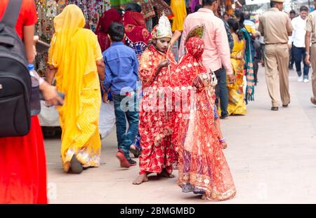 Femme et homme indiens vêtus de dieux hindous à la foire de chameau de Pushkar Banque D'Images