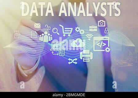 L'écriture de texte Word analystes de données. Photo d'entreprise présentation Concevoir et créer programmeur rapport identifie les patterns Banque D'Images