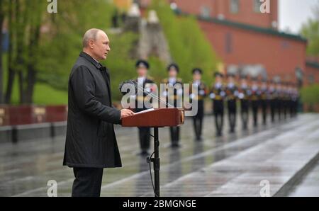 Moscou, Russie. 09e mai 2020. Le président russe Vladimir Poutine prononce un discours pour souligner le 75e anniversaire de la victoire sur l’Allemagne nazie de la Seconde Guerre mondiale, à la tombe du soldat inconnu le long des murs du Kremlin le 9 mai 2020 à Moscou, en Russie. Le défilé militaire et le rassemblement annuels du jour de la victoire ont été annulés en raison de la pandémie du coronavirus. Credit: Alexei Druzhinin/Kremlin Pool/Alay Live News Banque D'Images