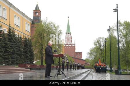 Moscou, Russie. 09e mai 2020. Le président russe Vladimir Poutine prononce un discours pour souligner le 75e anniversaire de la victoire sur l’Allemagne nazie de la Seconde Guerre mondiale, à la tombe du soldat inconnu le long des murs du Kremlin le 9 mai 2020 à Moscou, en Russie. Le défilé militaire et le rassemblement annuels du jour de la victoire ont été annulés en raison de la pandémie du coronavirus. Credit: Alexei Druzhinin/Kremlin Pool/Alay Live News Banque D'Images